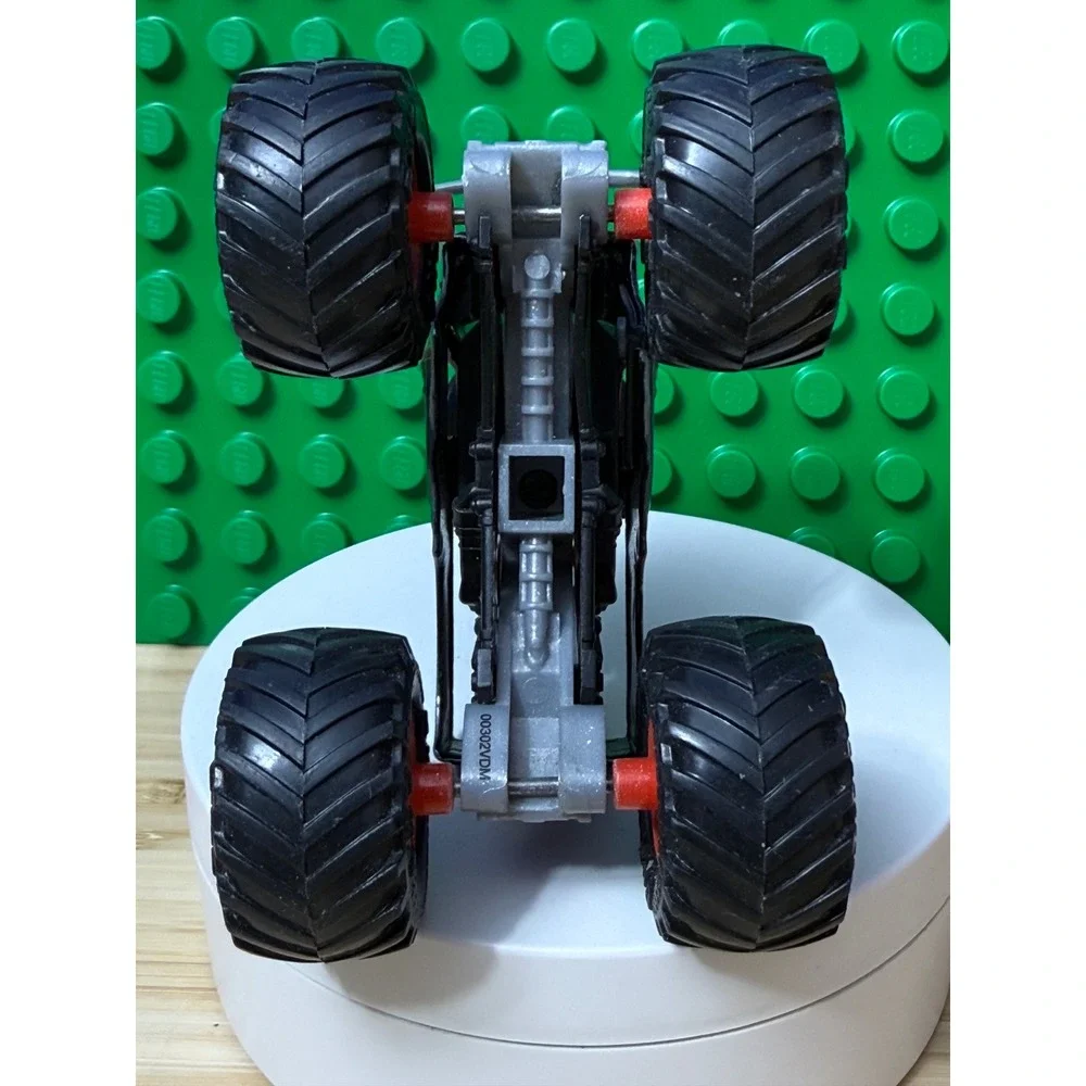 Monster Jam Pirates Curse Monster Truck 1:64 Diecast Skull Pirate Hat BKT Tires